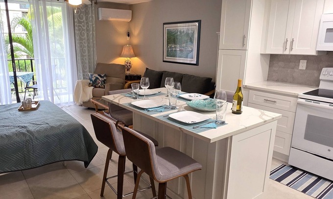 Williams Town Eigentumswohnung | Private Modern Beachfront Condo in the Bahamas