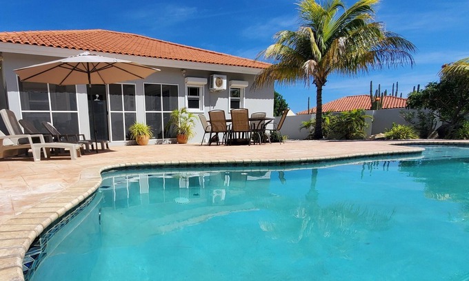Noord Haus | Privates 3BR Haus, ruhige Sackgasse, Pool, alle Annehmlichkeiten, 3 min zum Strand!