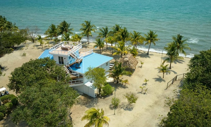 Placencia Wohnung | Private Oceanfront 4-Bed Villa w/Pool on Huge Lot