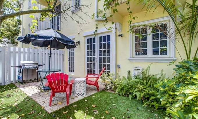 Colee Hammock Haus | Private Patio ~ Cali King Bed ~ Grill ~ Smart TVs