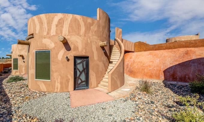 Virgin Wohnmobilvermietung | Private Pet Friendly Cliff Dwelling With King Bed