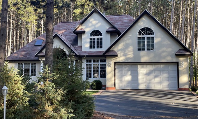 Lake Shore Estates Villa | Private Pine Forest Villa with hot tub 5 min from Castle Rock