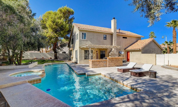 West Sahara Haus | Private Pool! Tempurpedic and Waldorf Astoria Mattresses