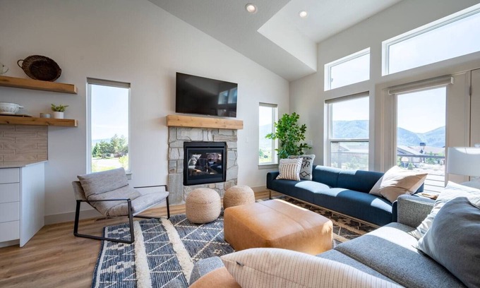 Wolf Creek Haus | Private Powder Mountain | Desk | Hot Tub | Mt View