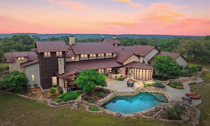 Bergheim Haus | Private Ranch -Pool,Ping Pong,Yoga,Weddings,Games