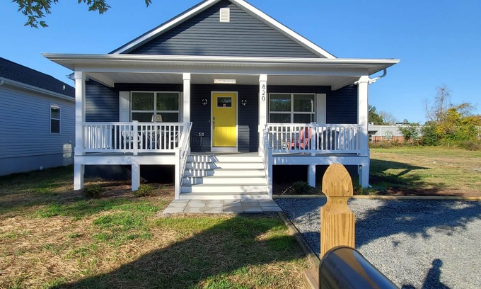 Issue Haus | Private Retreat Bungalow-One Level, 2 blocks from Beach w/Porch & Deck