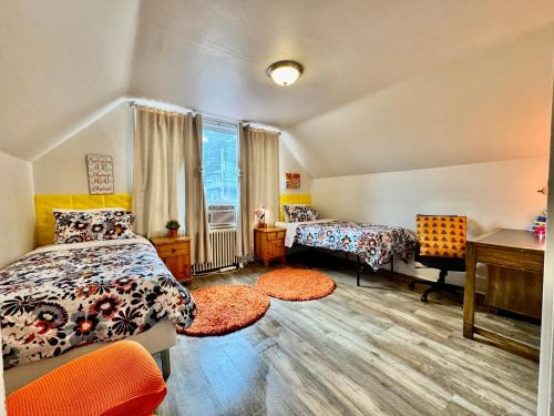 Rainier Valley Haus | Private room with two twin beds air conditioning and shared bathrooms located near SeaTac Airport and Downtown Seattle