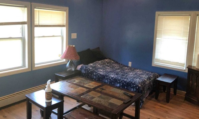 West Islip Wohnung | Private Studio Own Entrance Yard ,King Size Bed & Twin Bed