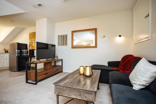 Lee's Summit Haus | Private Suite Near It All - Prime Location