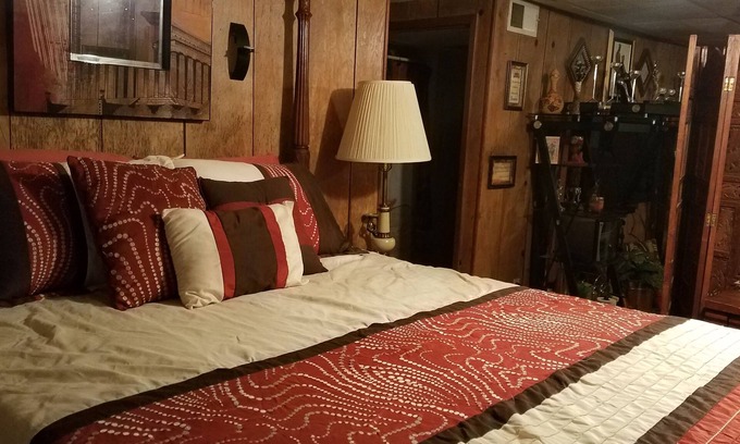 Ashley Oaks Haus | Private Suite ❤ with Hot Tub & cabin features for a couples retreat in the city!