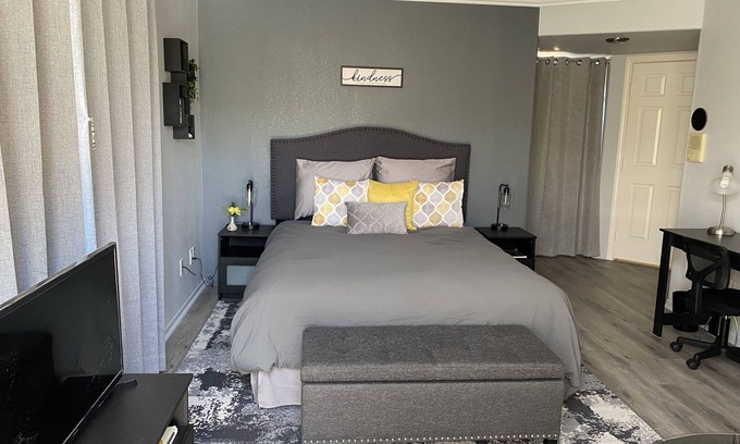 Del Cerro Haus | Private Suite with Pool - Newly Decorated - Centrally Located