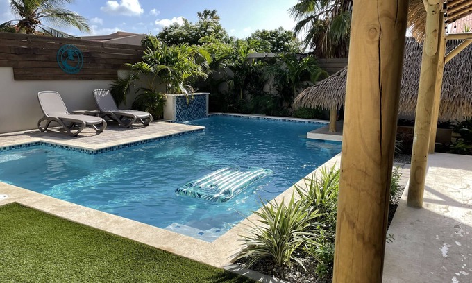 Palm Beach Haus | Private Tropical Paradise with ensuite King bedrooms- walk to Palm Beach