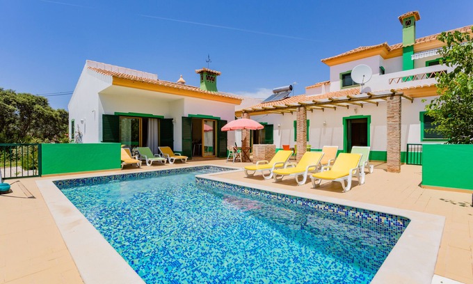 Estoi Hütte | Private villa with 6 suites and heated pool