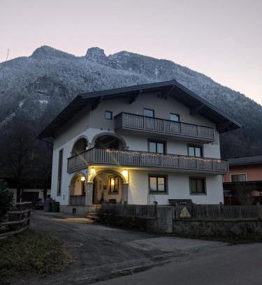 Golling an der Salzach Wohnung | Privatzimmer und Küche mit Balkon und Ausblick