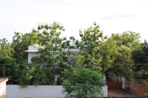 Deoghar Haus | "Priyadarshi Villa" Free pickup in ac car from Jasidih Railway station or Deoghar Airport