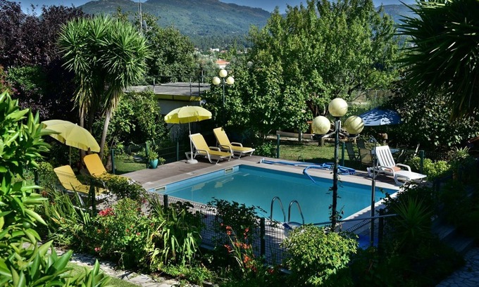 Lanheses Hütte | Haus mit Garten und Pool, Grill, privatem Parkplatz mit Bäumen.