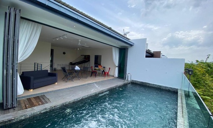 Kampung Pulau Meranti Haus | Puchong New Private Pool & Jacuzzi up to 30 Pax