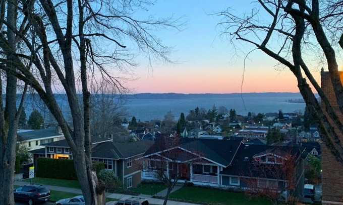 North End Eigentumswohnung | Puget Sound View, Whirlpool-Badewanne, historisches gehobenes Viertel