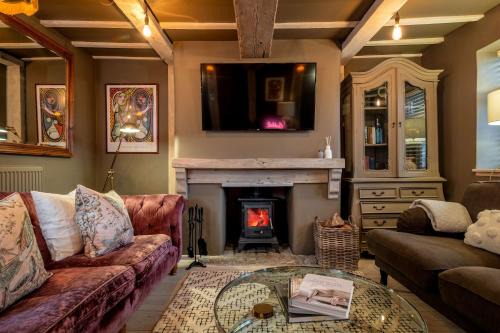 Burton Joyce Haus | Purple Poppy Cottage