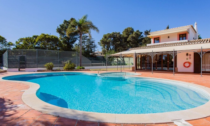 Vale de Centianes Villa | Purple Rain: Eine imposante Villa im maurischen Stil mit privatem Pool und Tennisplatz