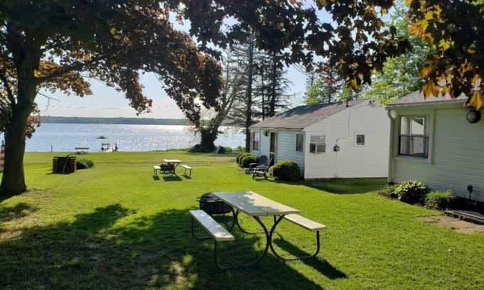 Pymatuning Central Hütte | Pymatuning Lakefront Cottage 1 with Dock Slip