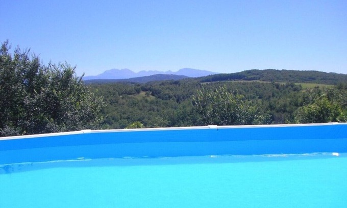 Coussa Hütte | Pyreneen Vue gite with pool, renovated farmhouse tranquil with amazing views