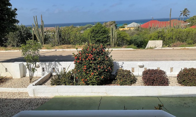 Sero Colorado Haus | Quaint bungalow overlooking the Caribbean. A short 8 minute walk to Baby Beach