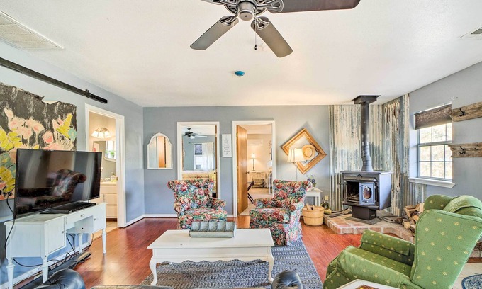 Sequoyah Wohnung | Quaint Claremore 'Farm House' - Pet Friendly!