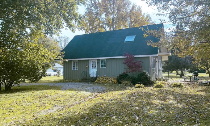Curtice Hütte | Quaint Cottage SO Close to Lake Erie