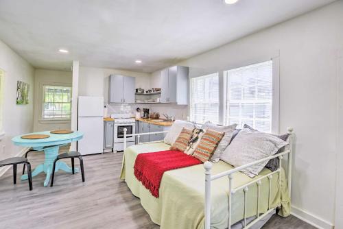 Leeds Wohnung | Quaint Leeds Studio with Yard about 18 Mi to Birmingham!