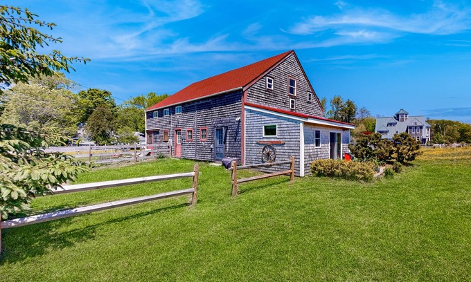 Walpole Wohnung | Quaint Maine apartment with water views, well-equipped kitchenette, deck, & AC