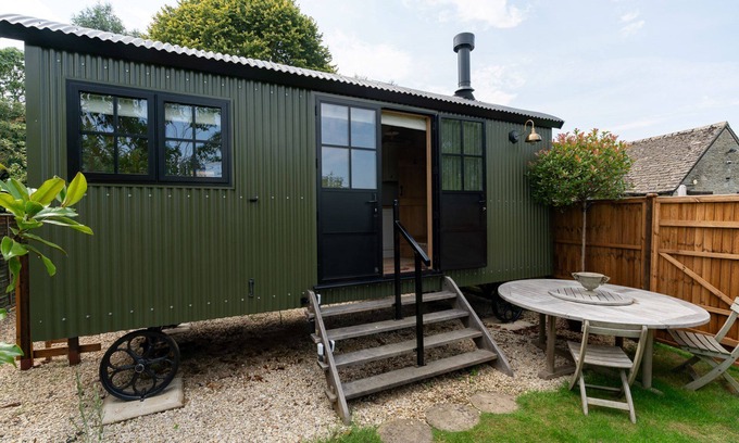 Bledington Hütte | Quaint shepherd's hut with beautiful views of the Cotswold countryside - The Sheiling
