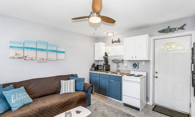 Ono Island Hütte | Quaint Tiny Home by the Bay - Boat Launch 1 Street Over