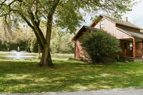 Dundee Haus | Quaint Winesburg Cottage with Porch and Pond!
