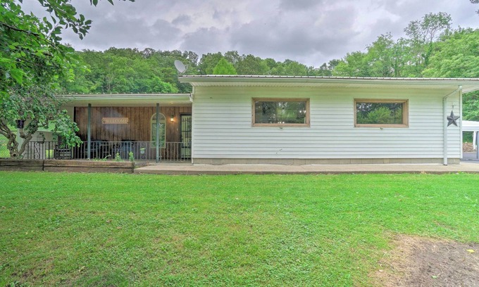 Zanesville Haus | Quaint Zanesville Home w/ Game Room & Yard!