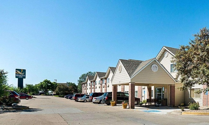 Coon Rapids Hotel | Quality Inn near Northtown Mall & National Sports Center