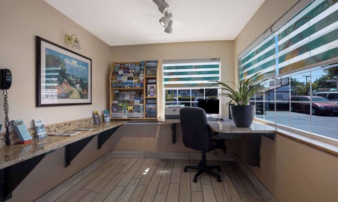 Medford Hotel | Quality Inn & Suites Medford Airport