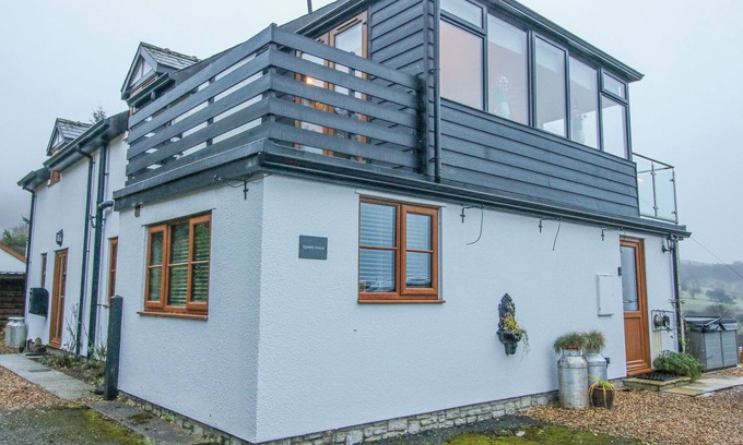 Montgomery Haus | QUARRY HOUSE, family friendly, with hot tub in Priest Weston