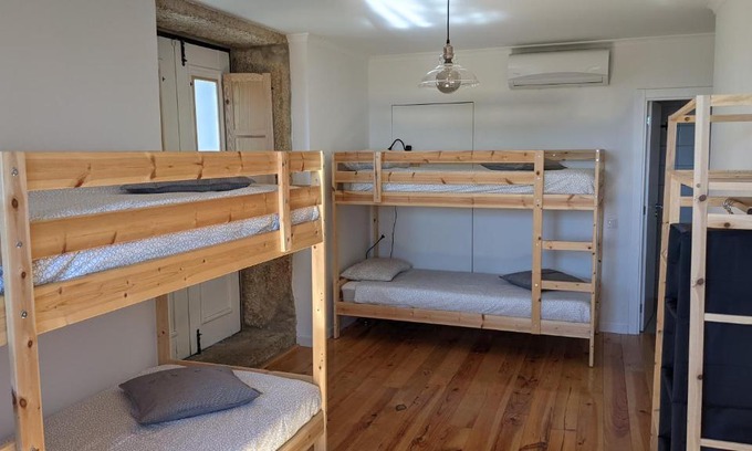 Castelo Novo Haus | Quarto privado com beliches e WC - 4 camas - Lagarto Pintado Casa n'Aldeia
