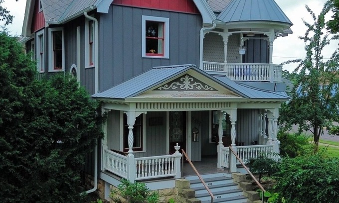 Viroqua Haus | Queen Anne Stay