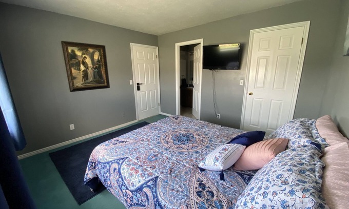 Orangeville Haus | Queen Bed w/ Private Bathroom