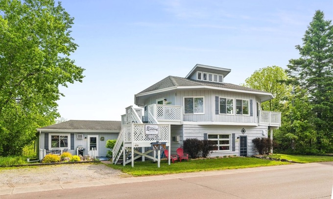 La Pointe Wohnung | Queen Suite at Ferry Landing Suites in Downtown La Pointe!