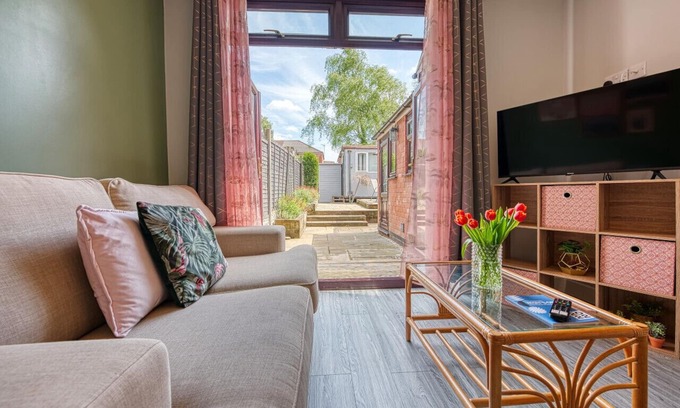 Coventry Haus | Queens House | Sleeps 6 | 5 beds | En-suite | Close to A46 City Centre | FREE HS Wi-Fi | Inspire Homes