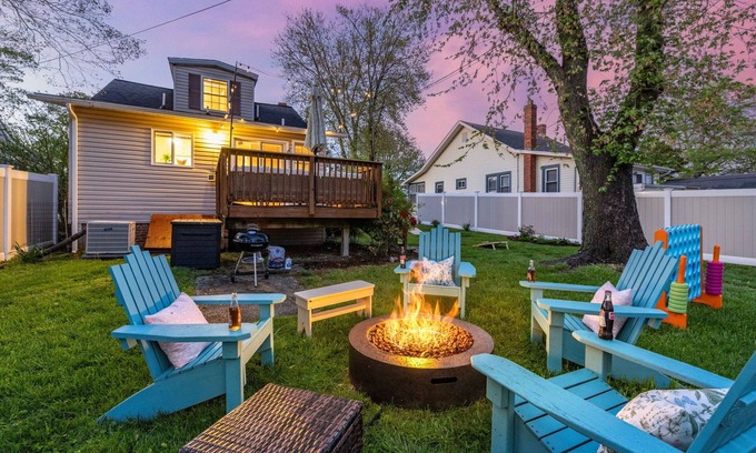 North Beach Hütte | Quick walk to the beach! Fire pit, Corn hole, Games & More!