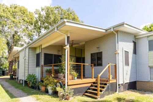 Nudgee Beach Haus | Quiet 2 bed home with Private Patio in Quaint Village