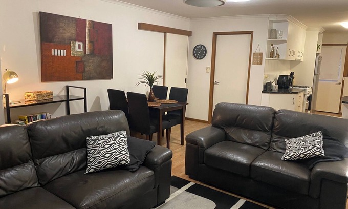 West Wodonga Wohnung | Quiet and comfortable 2 bedroom apartment, 65 inch Smart TV