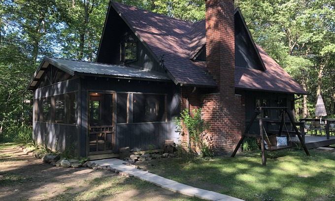 Gray Haus | Ruhige Hütte in perfekter Lage; In der Nähe von Ski-, Wander- und Radwegen.