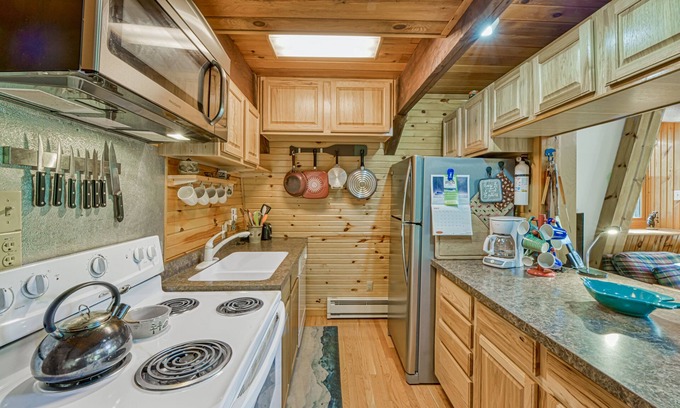 Sky Valley Kabine | Spacious, Dog-Friendly Cabin w/ a Large Deck & Private Hot Tub