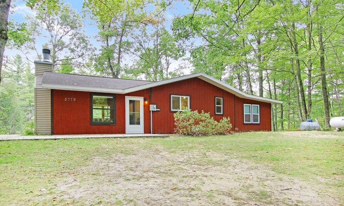 Chase Kabine | Quiet Cabin Setting on small river