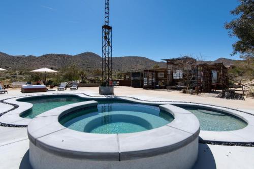 Joshua Tree Highlands Haus | Quiet Compound 5Min to Park Pool and Spa 5Acres